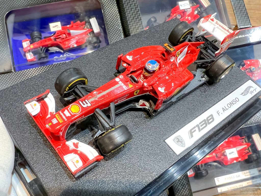 ホットウィール 1/43 F138 F.アロンソ